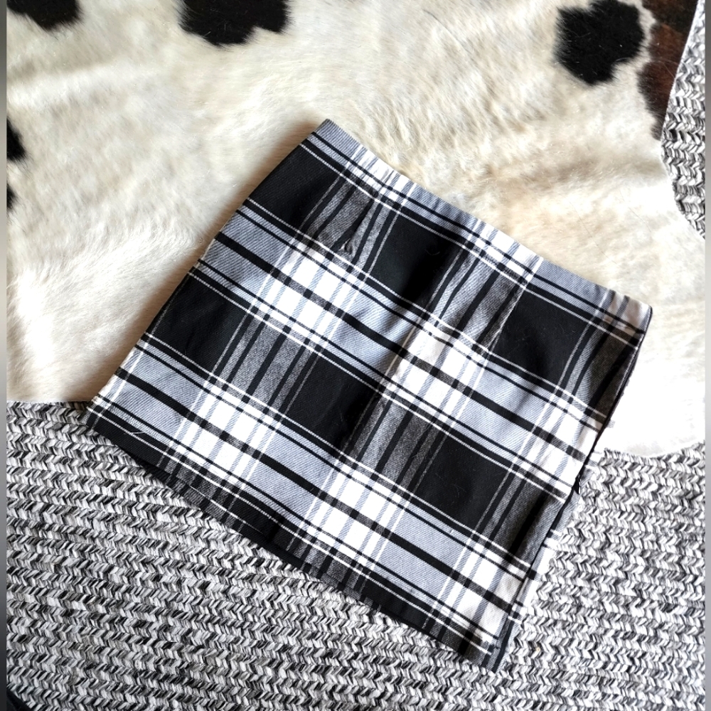 Plaid skirt black and white
